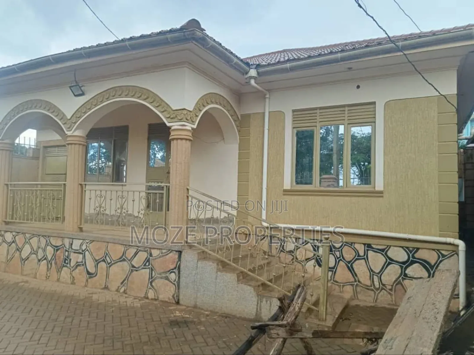 3bdrm Bungalow in Bweyogerere Kiwanga, Central Division for sale in Central Division