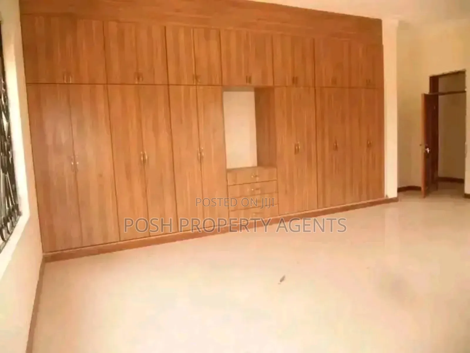 4bdrm Bungalow in Kitende Entebbe Road, Central Division for rent in Central Division
