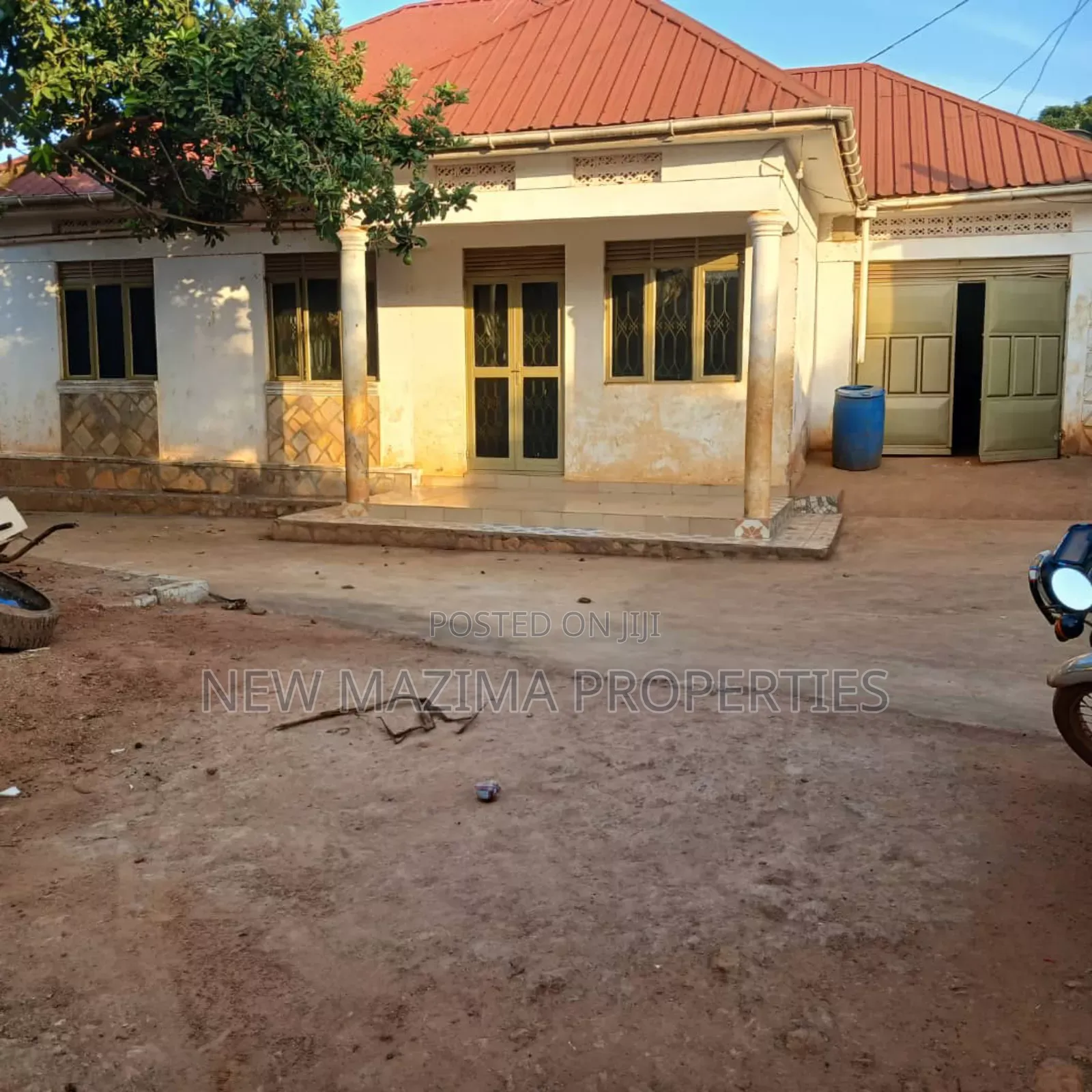13bdrm Bungalow in Bwebajja Ntebe Rd, Central Division for sale in Central Division