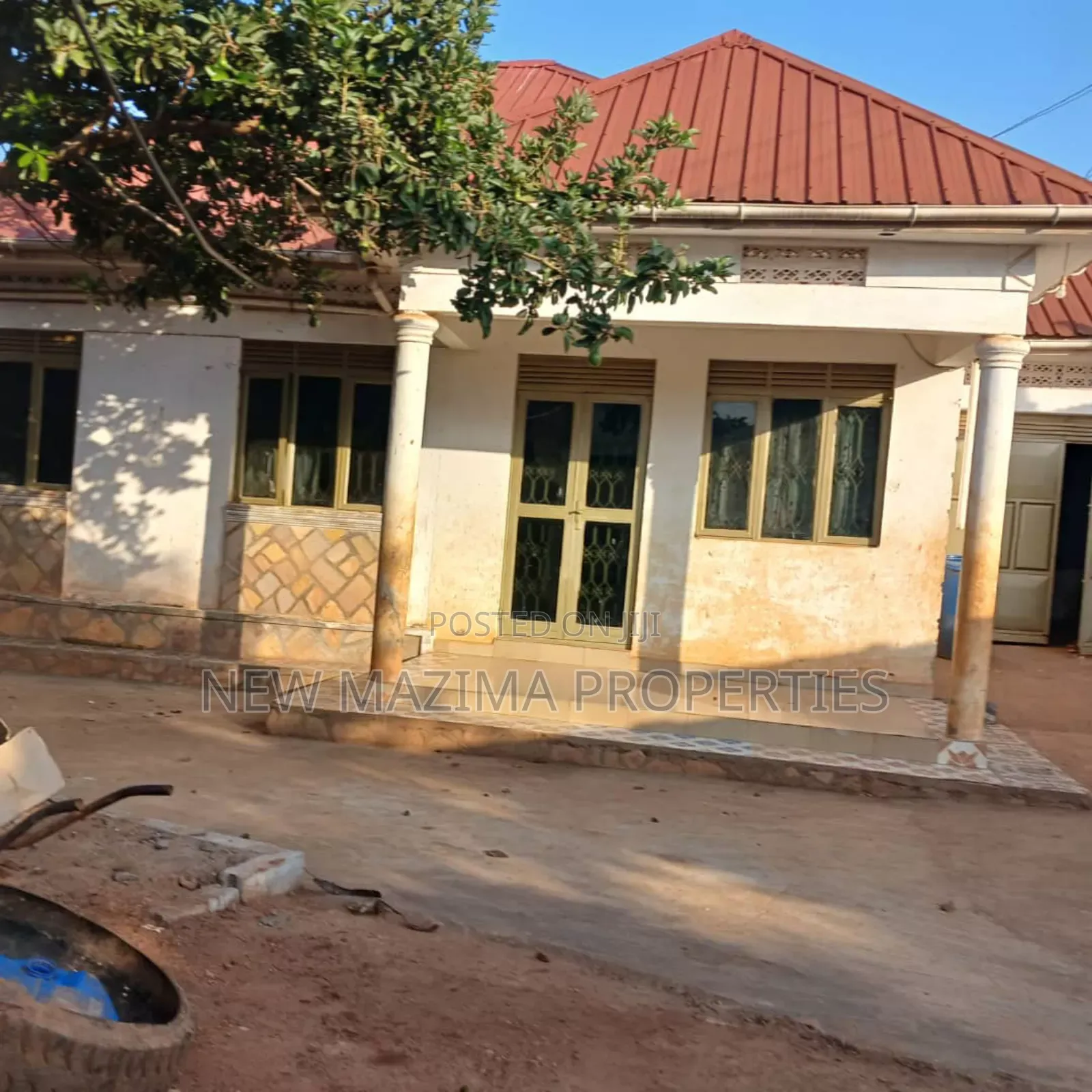 13bdrm Bungalow in Bwebajja Ntebe Rd, Central Division for sale in Central Division