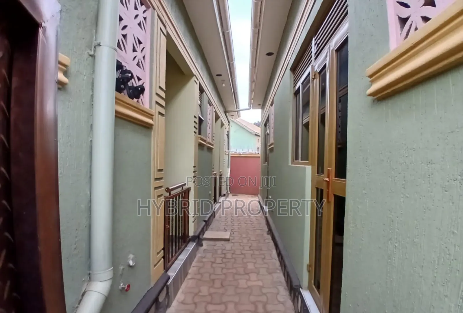 5bdrm Apartment in Nansana Along Hoima for sale in Wakiso / Wakiso