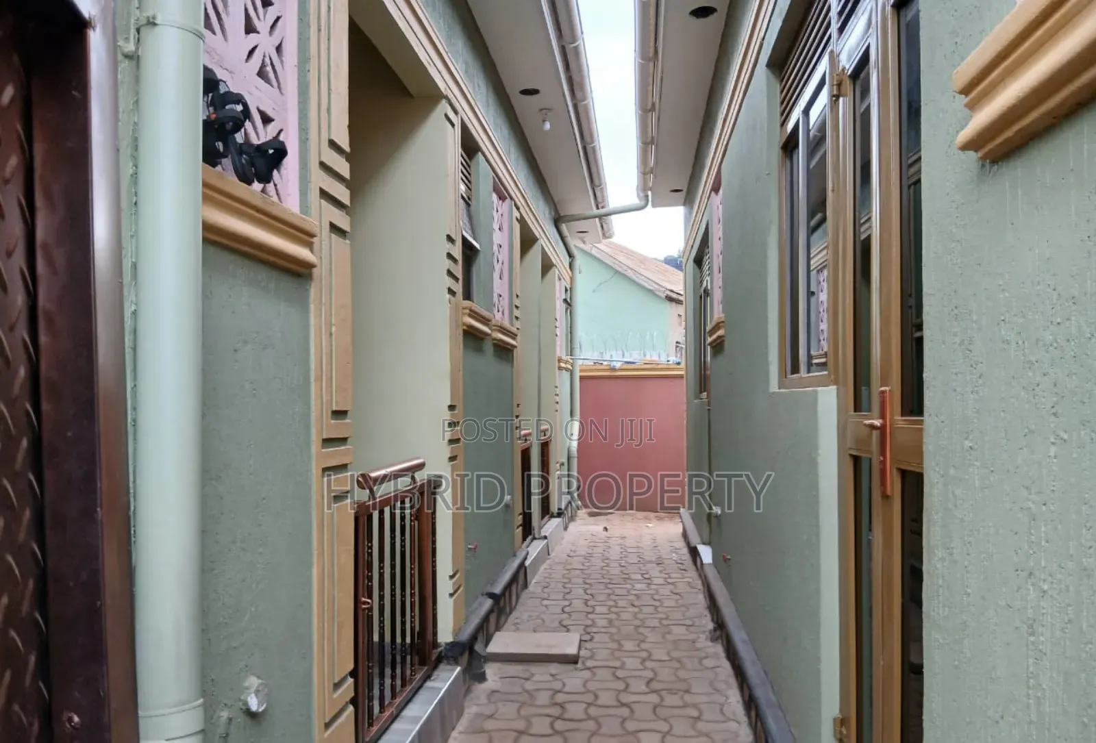 5bdrm Apartment in Nansana Along Hoima for sale in Wakiso / Wakiso