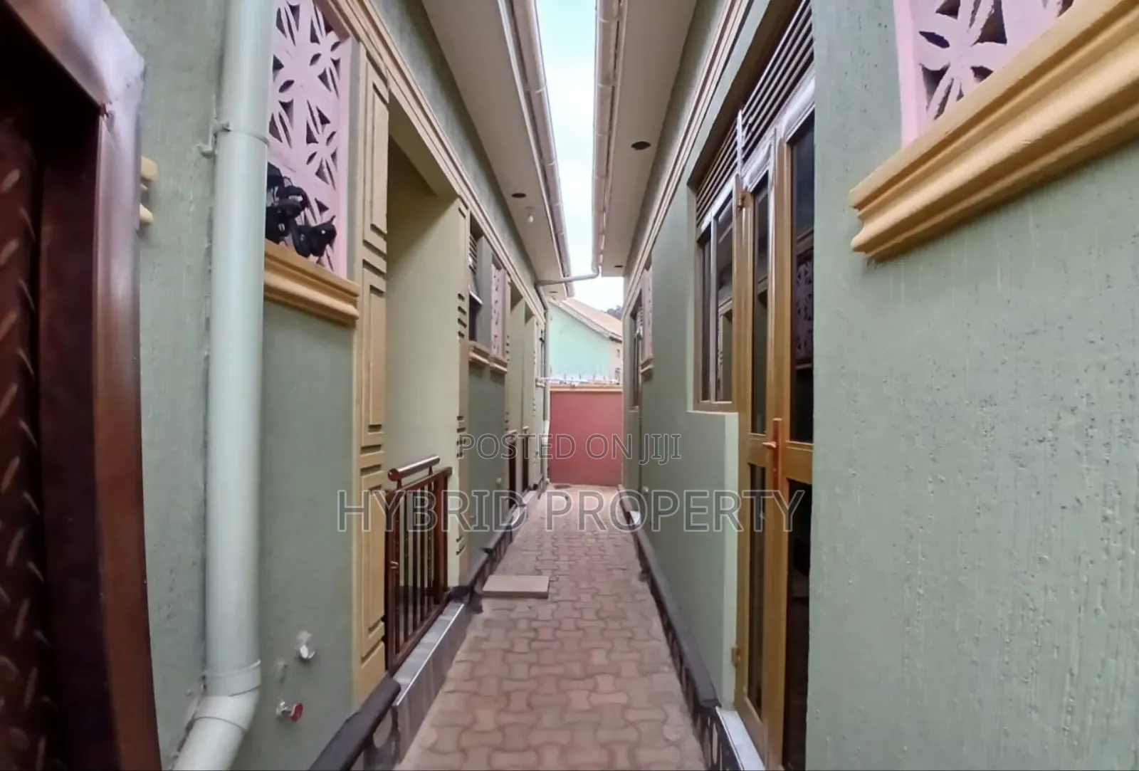 5bdrm Apartment in Nansana Along Hoima for sale in Wakiso / Wakiso