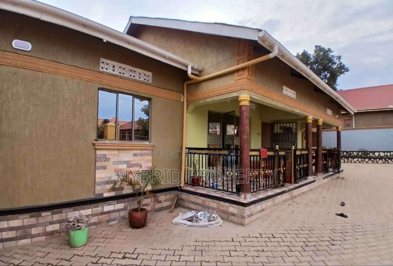 8bdrm Apartment in Nansana Along Hoima for sale in Wakiso / Wakiso