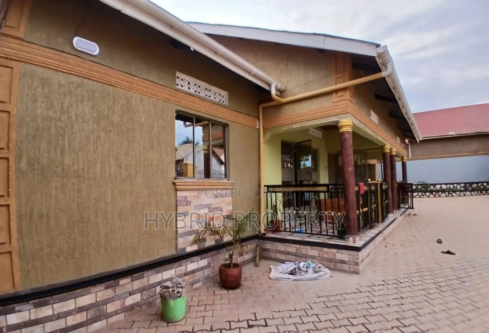 8bdrm Apartment in Nansana Along Hoima for sale in Wakiso / Wakiso
