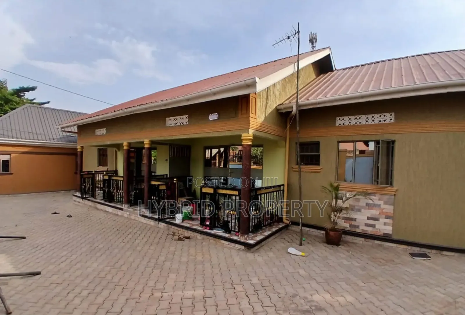 8bdrm Apartment in Nansana Along Hoima for sale in Wakiso / Wakiso