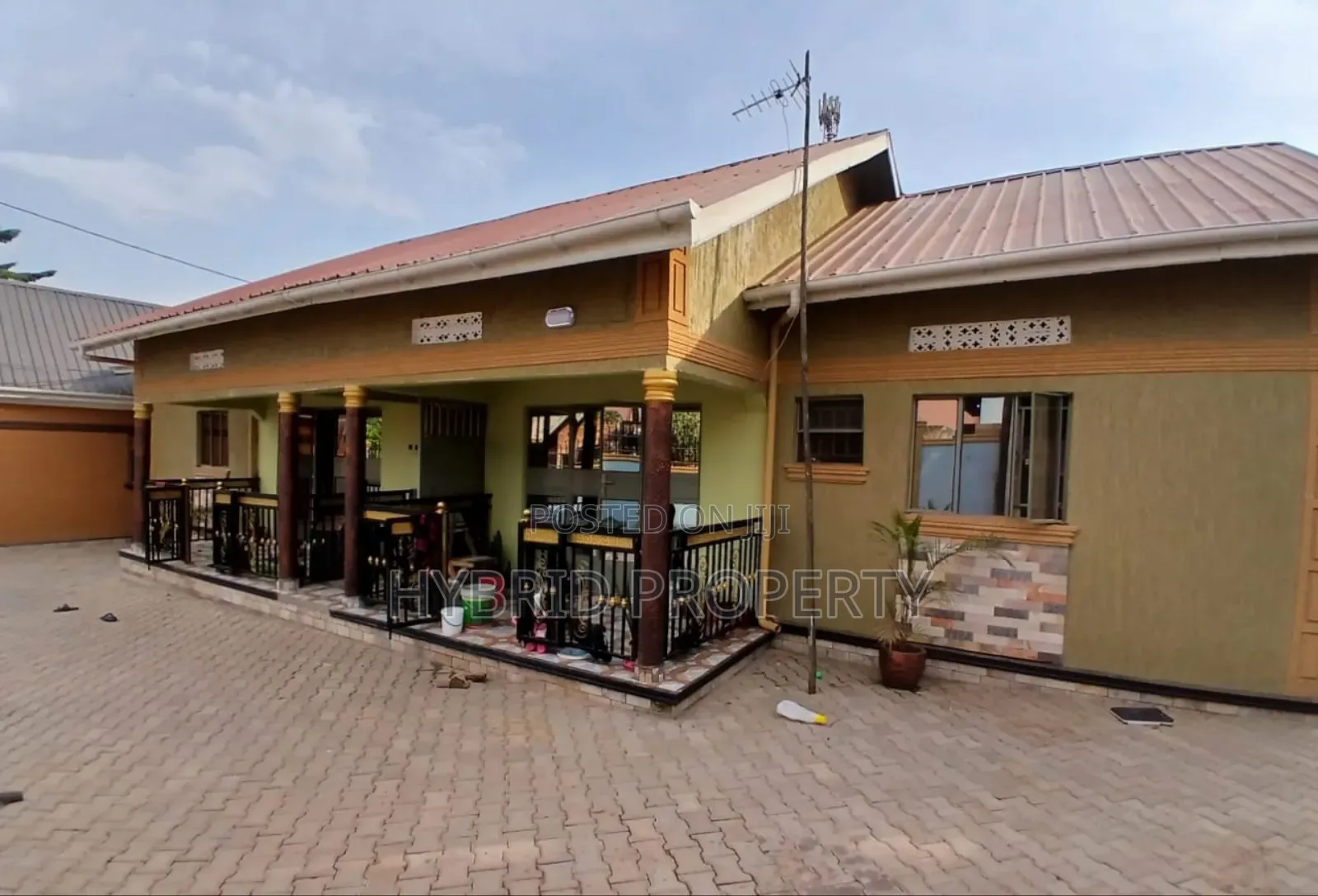 8bdrm Apartment in Nansana Along Hoima for sale in Wakiso / Wakiso