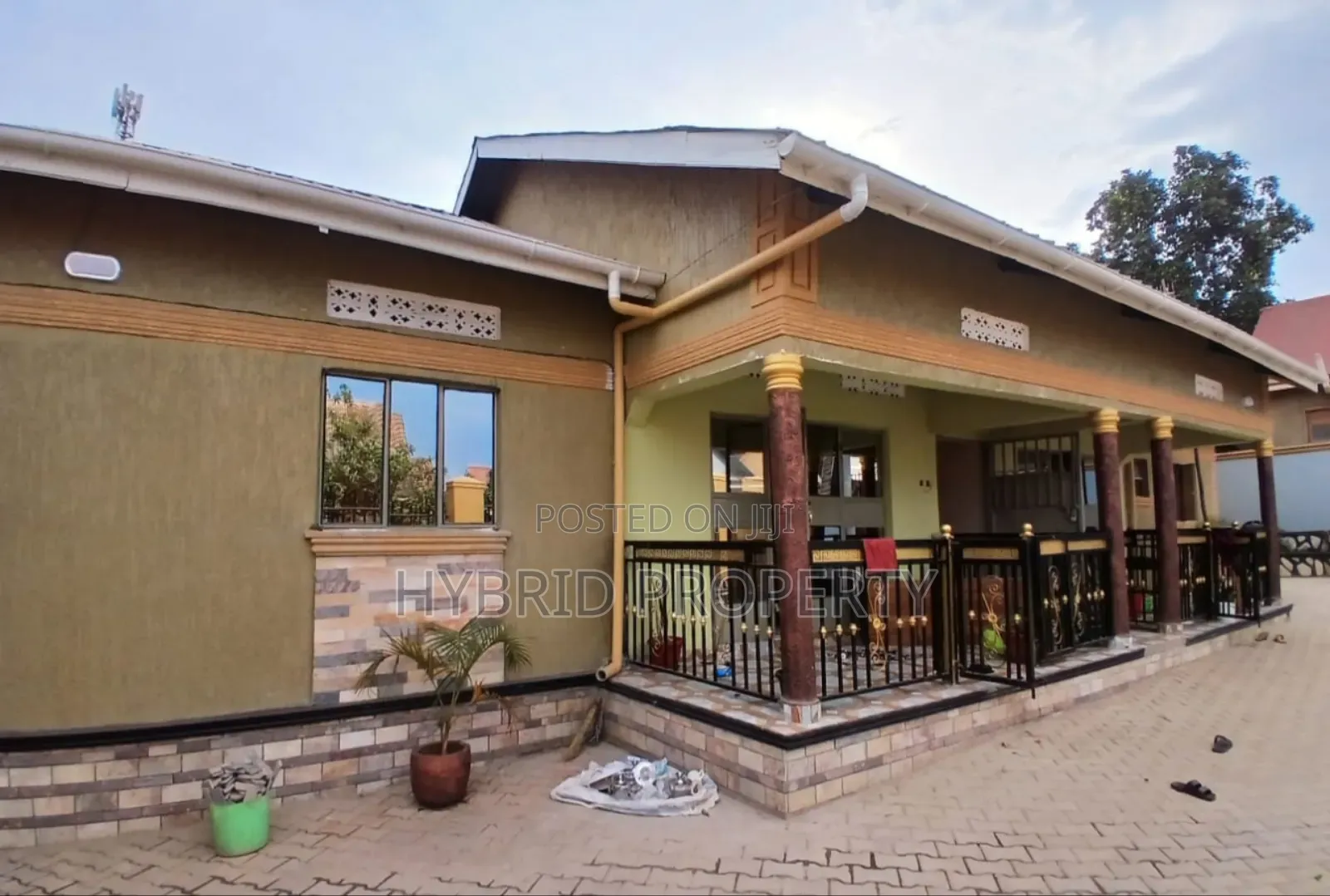 8bdrm Apartment in Nansana Along Hoima for sale in Wakiso / Wakiso