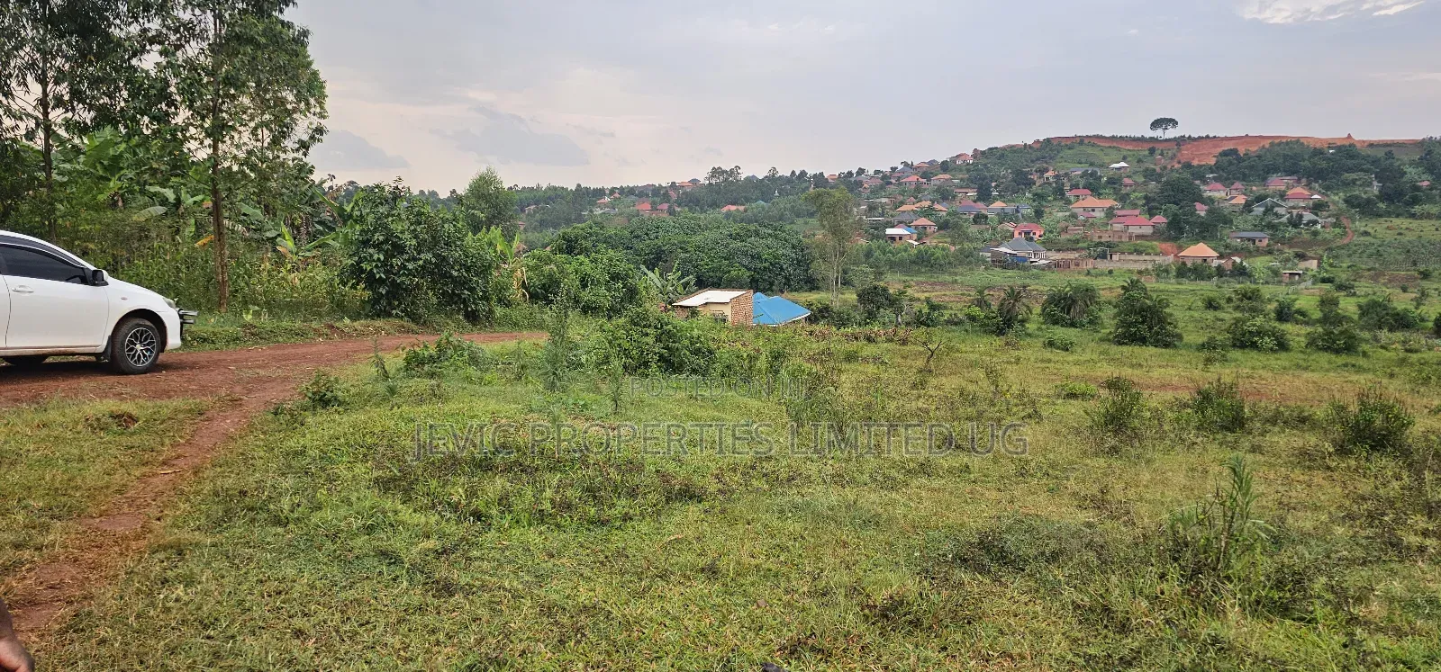 4 Acres on Quick Sale Neighbouring Wakiso Town in Wakiso / Wakiso