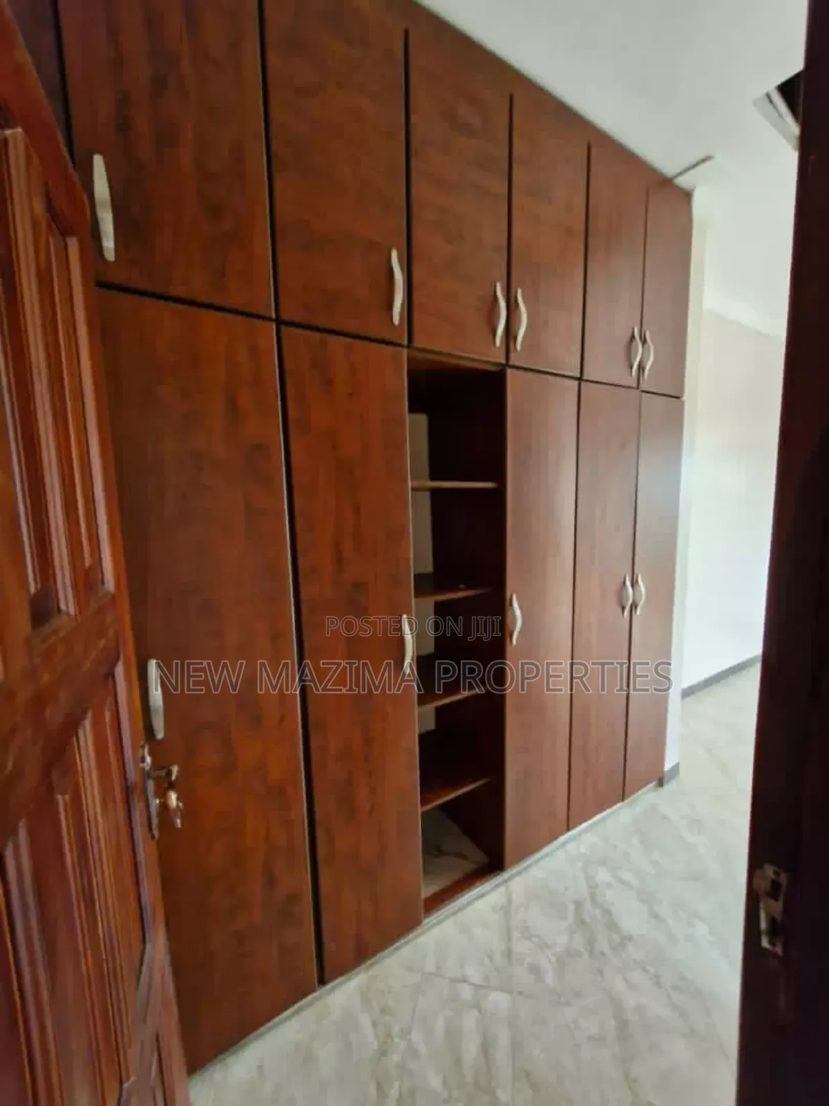 4bdrm Duplex in Kira Mamerito Rd, Central Division for sale in Central Division