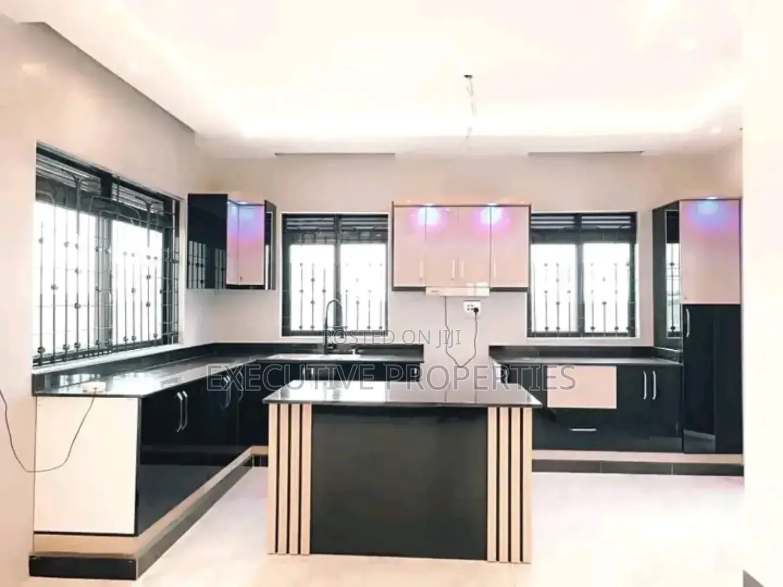 5bdrm Duplex in Kyanja, Central Division for sale in Central Division