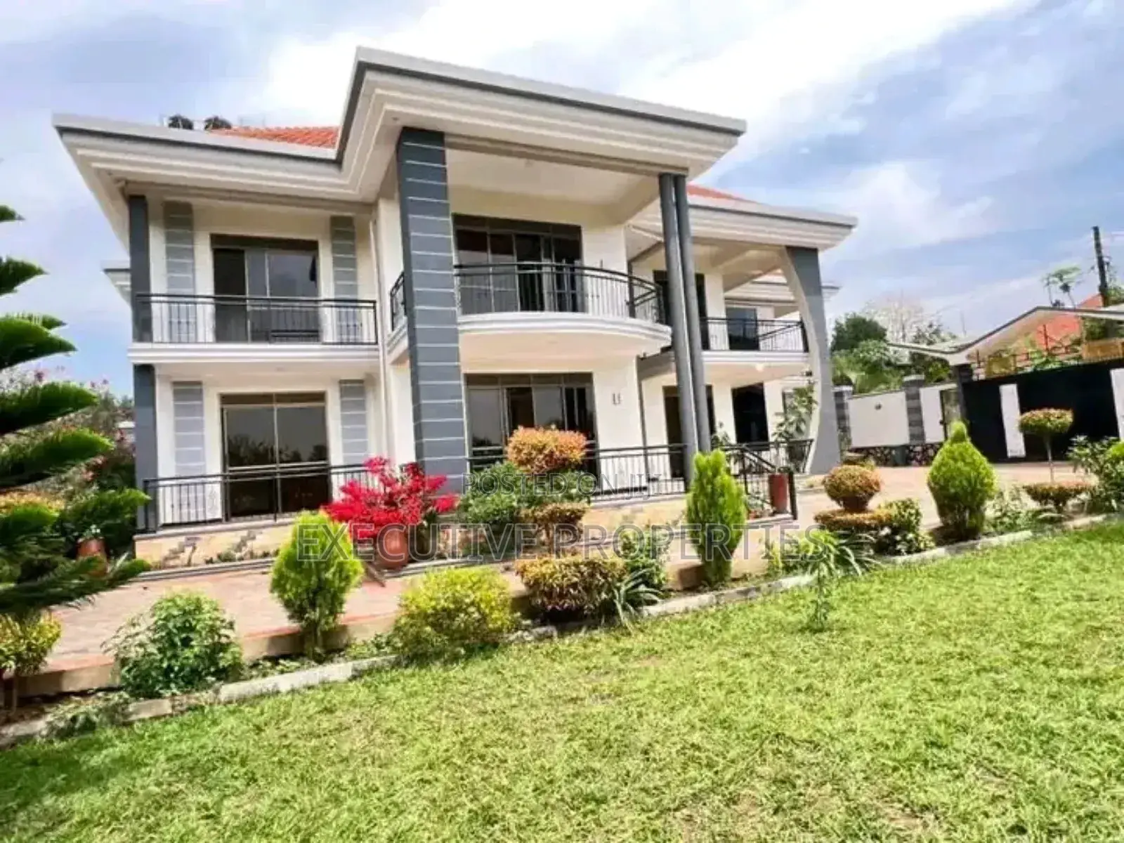 5bdrm Duplex in Kiggo Lubowa, Central Division for sale in Central Division