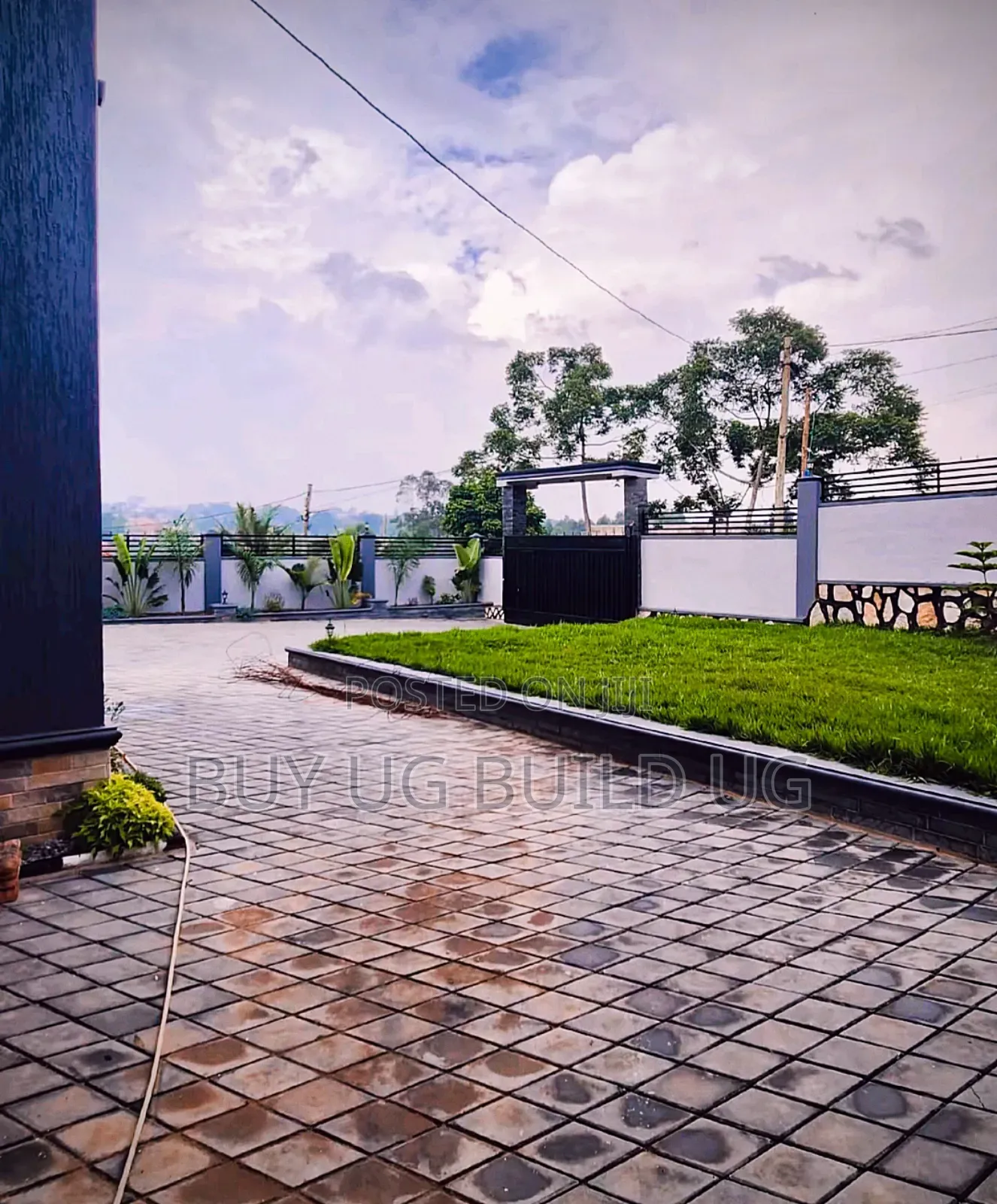 4bdrm Duplex in Kira Mamelto Road, Central Division for sale in Central Division