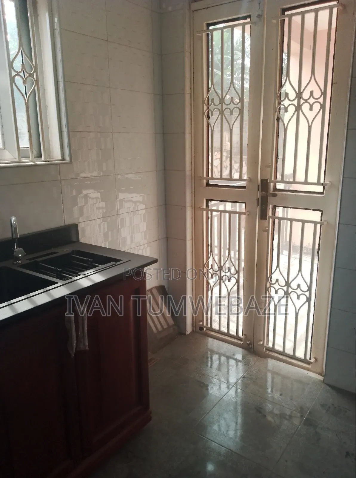 3bdrm Apartment in Entebbe Rd Kawuku, Central Division for rent in Central Division