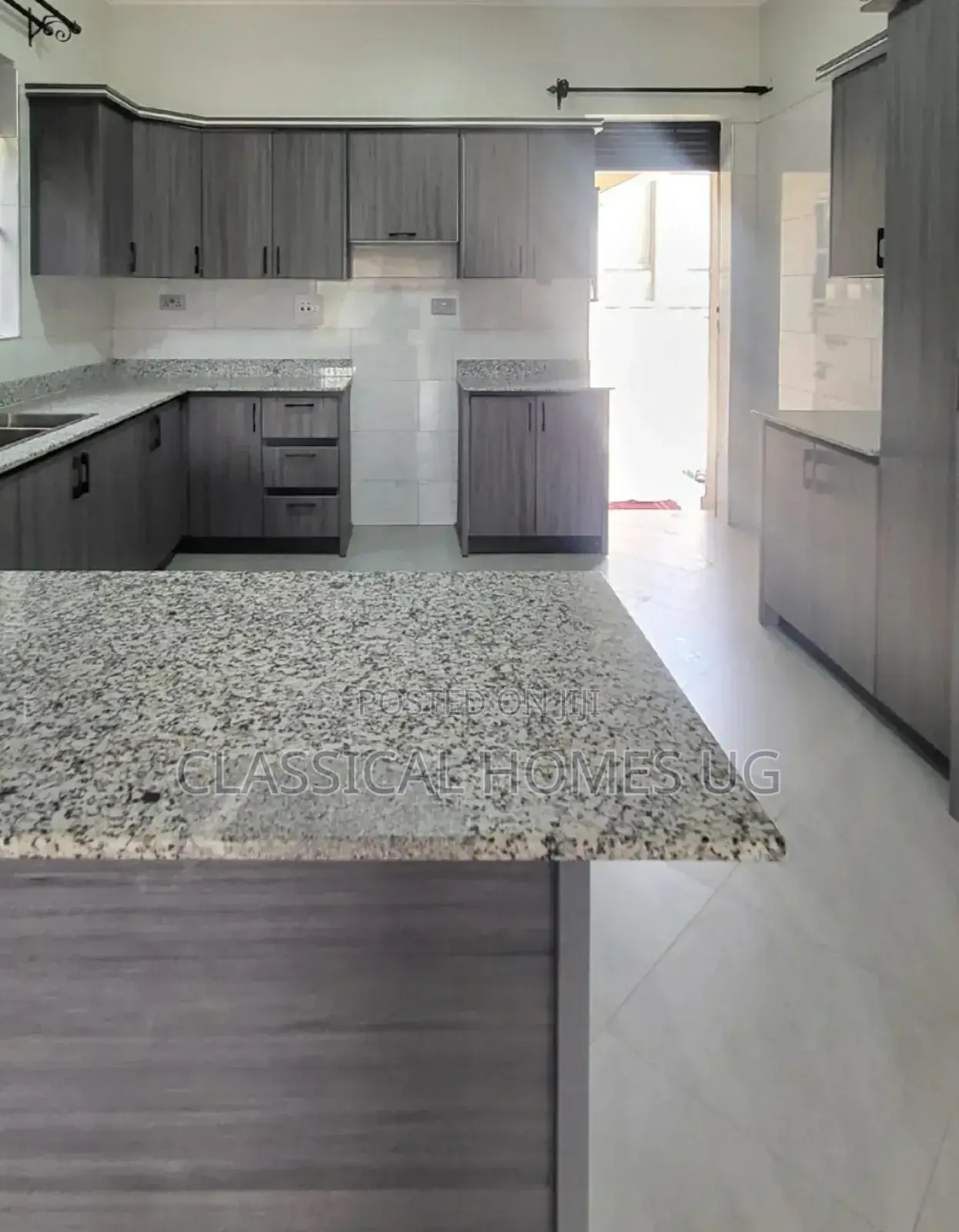 4bdrm Bungalow in Akright Bwebajja, Central Division for rent in Central Division