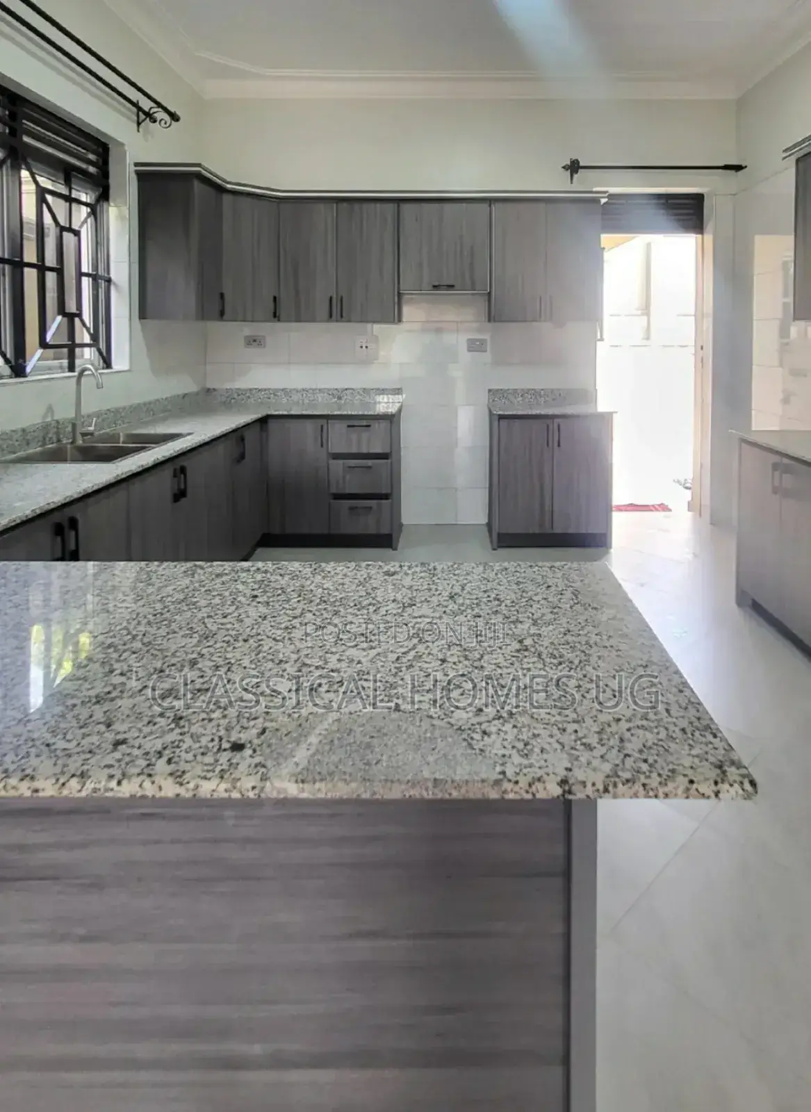 4bdrm Bungalow in Akright Bwebajja, Central Division for rent in Central Division