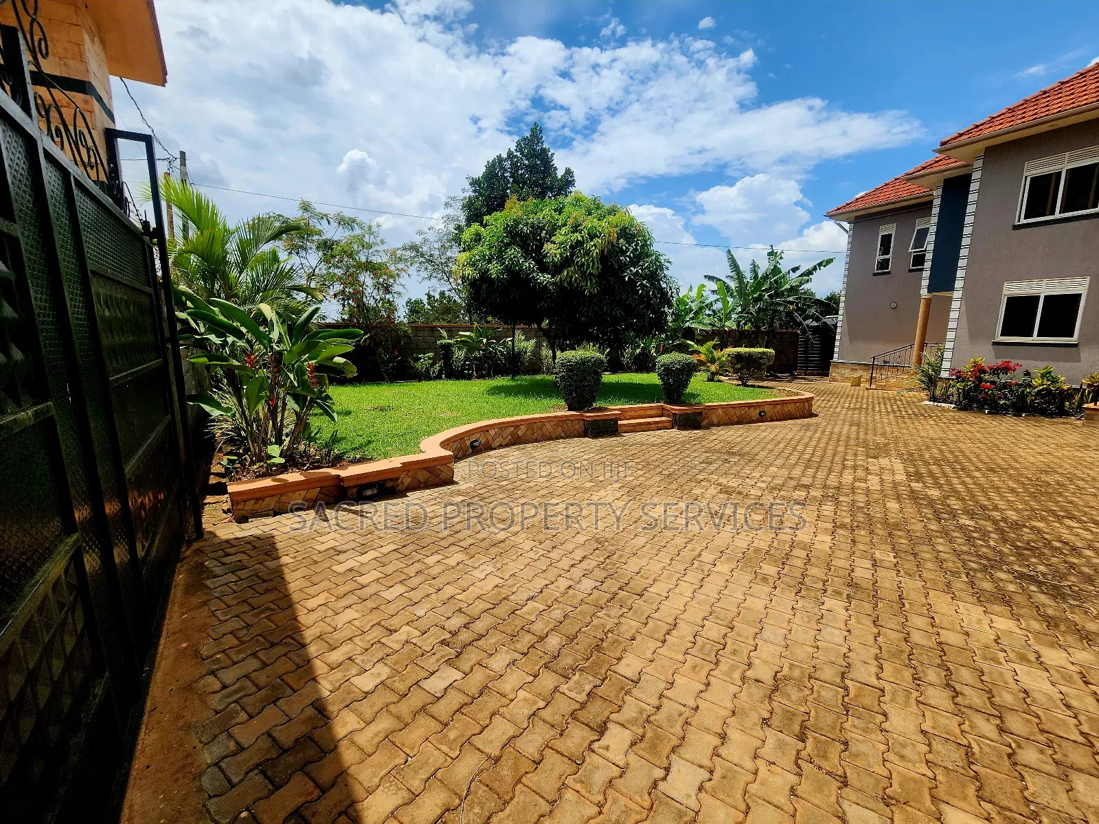 5bdrm Duplex in Bulido, Kira for sale in Kira
