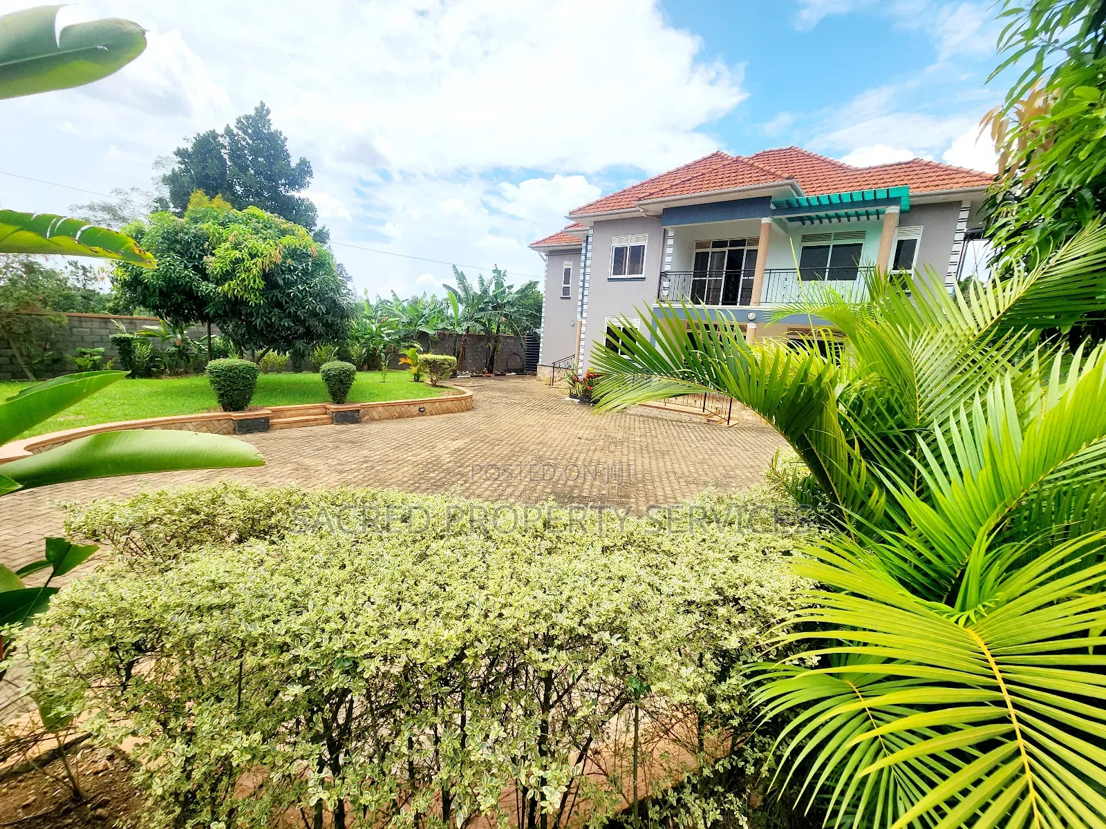 5bdrm Duplex in Bulido, Kira for sale in Kira