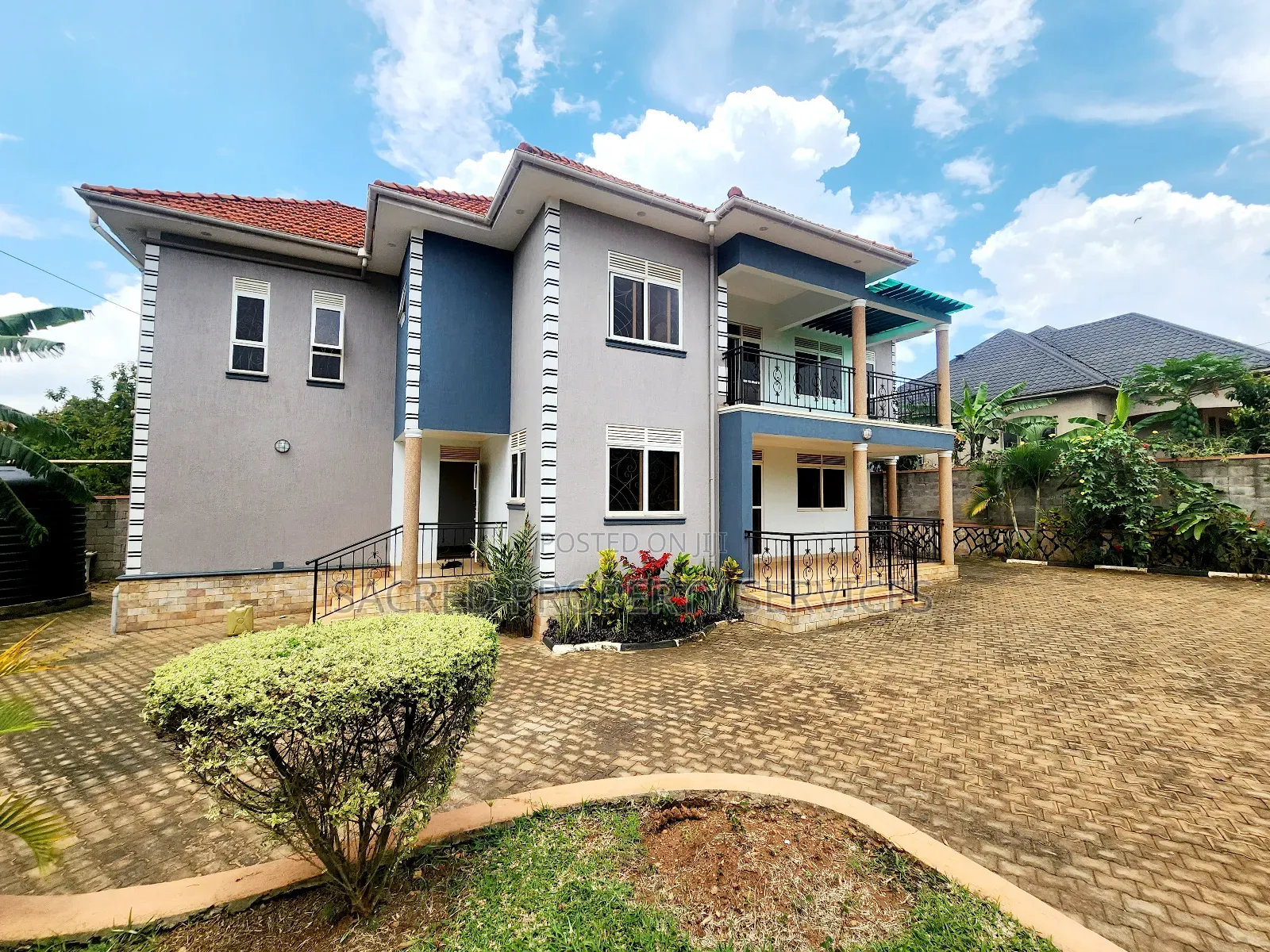 5bdrm Duplex in Bulido, Kira for sale in Kira