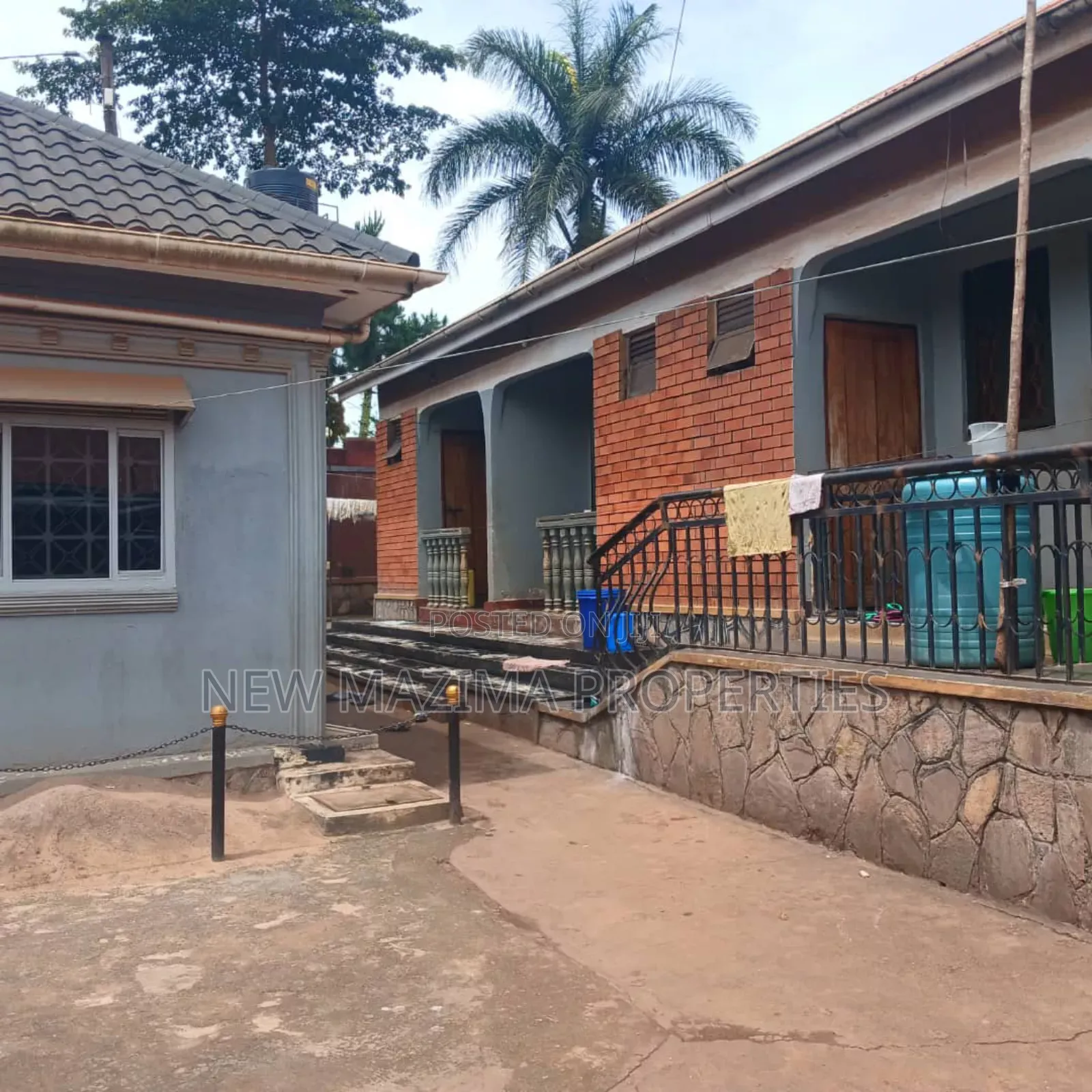 8bdrm House in Kitende Ntebe Rd, Central Division for sale in Central Division