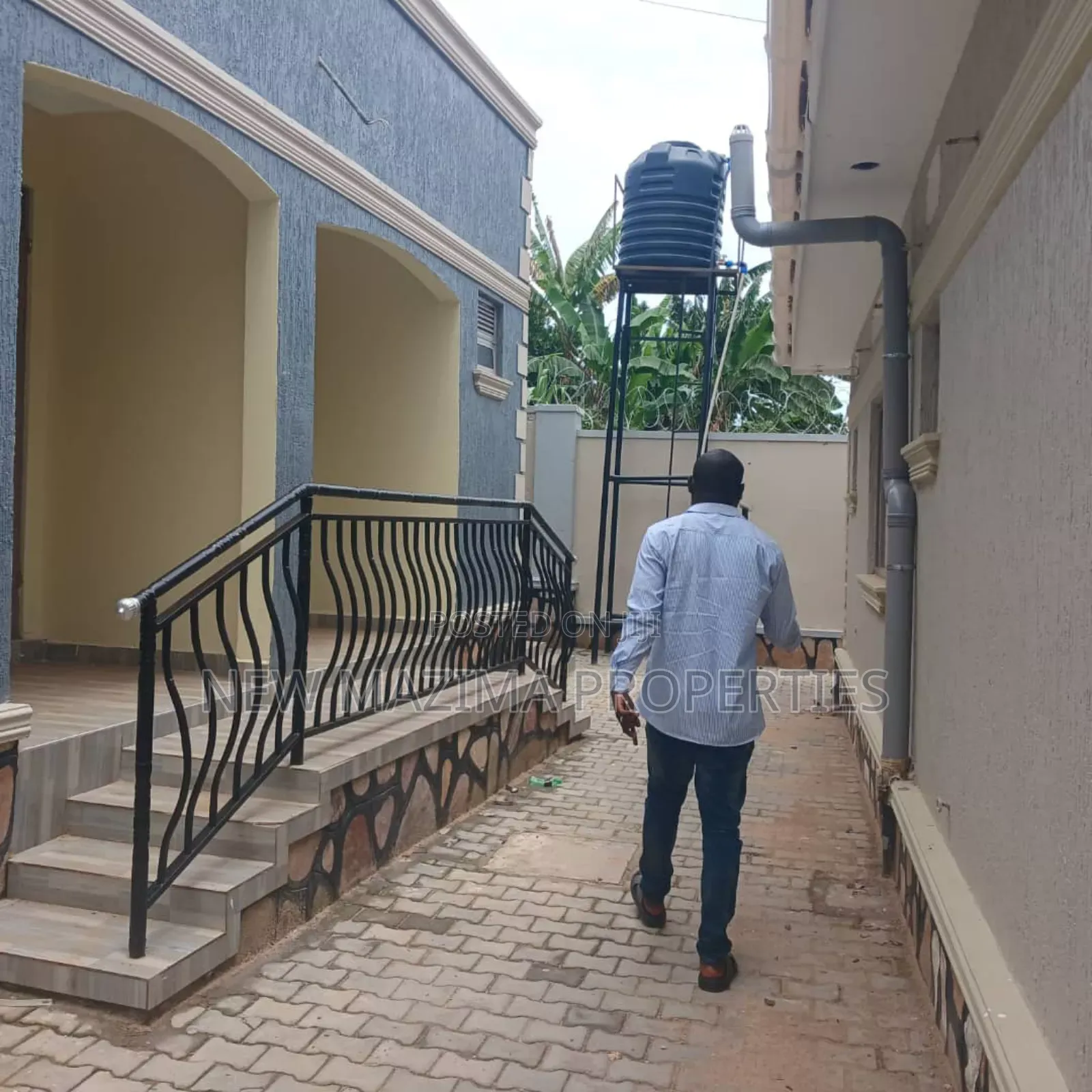 8bdrm House in Kitende Ntebe Rd, Central Division for sale in Central Division