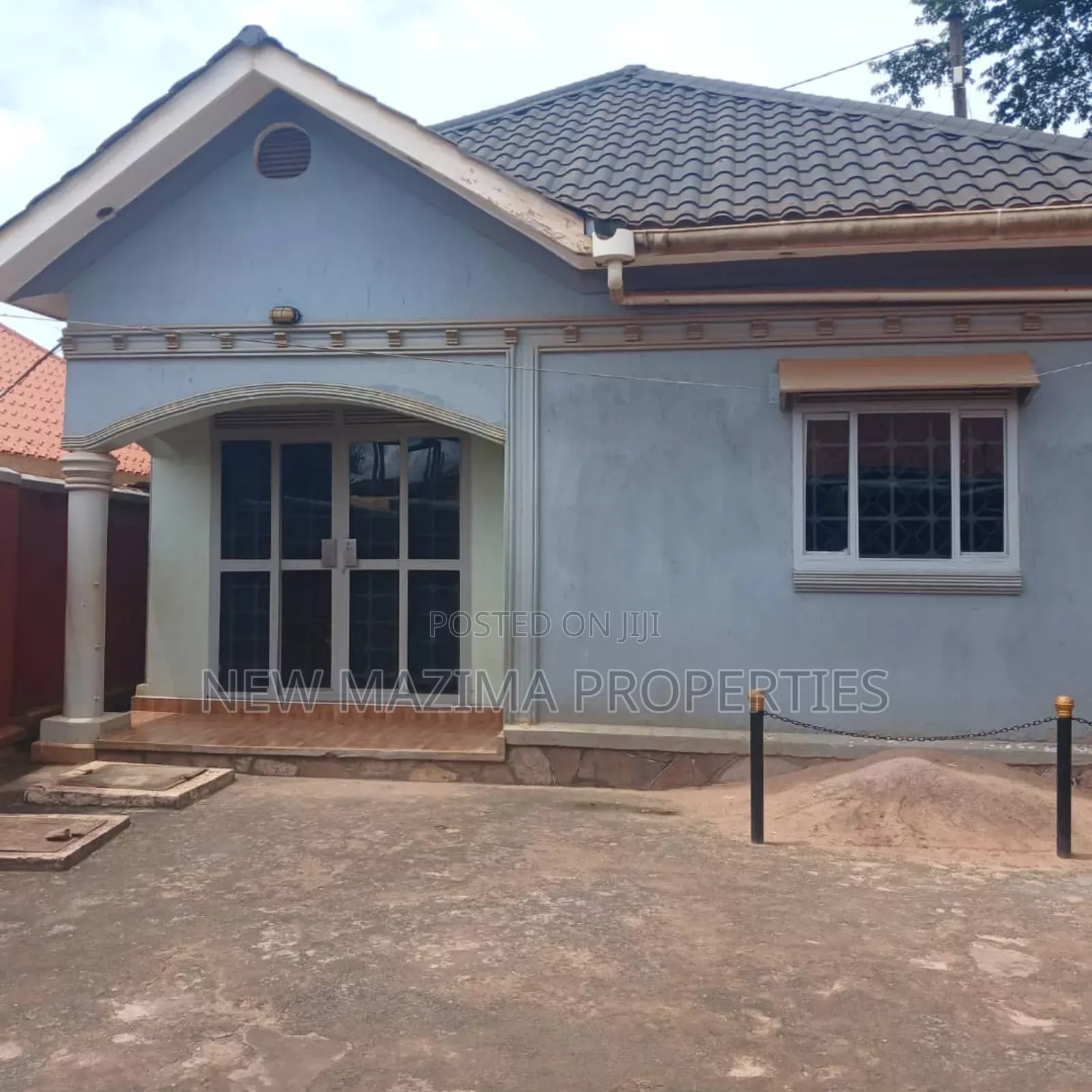 8bdrm House in Kitende Ntebe Rd, Central Division for sale in Central Division