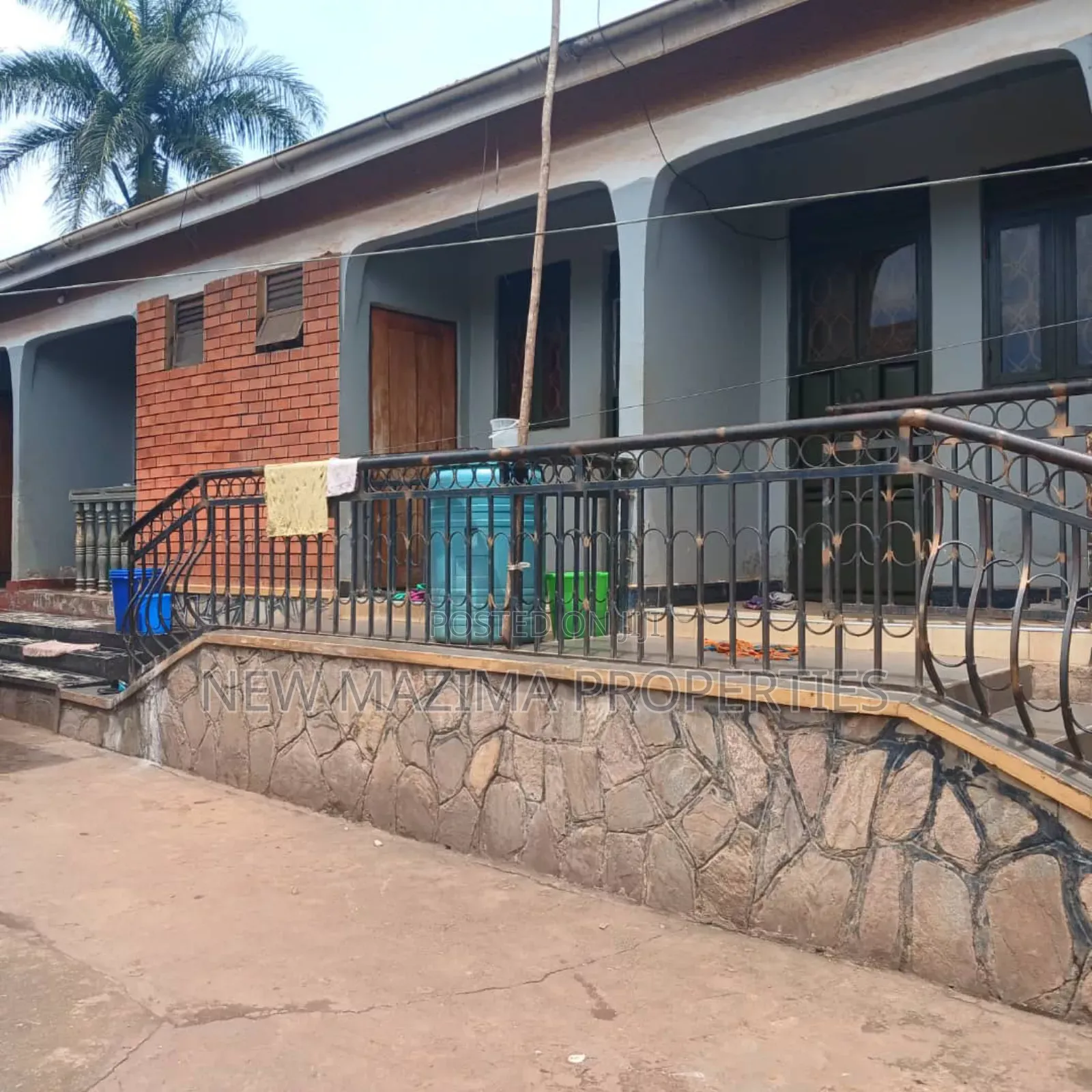 8bdrm House in Kitende Ntebe Rd, Central Division for sale in Central Division