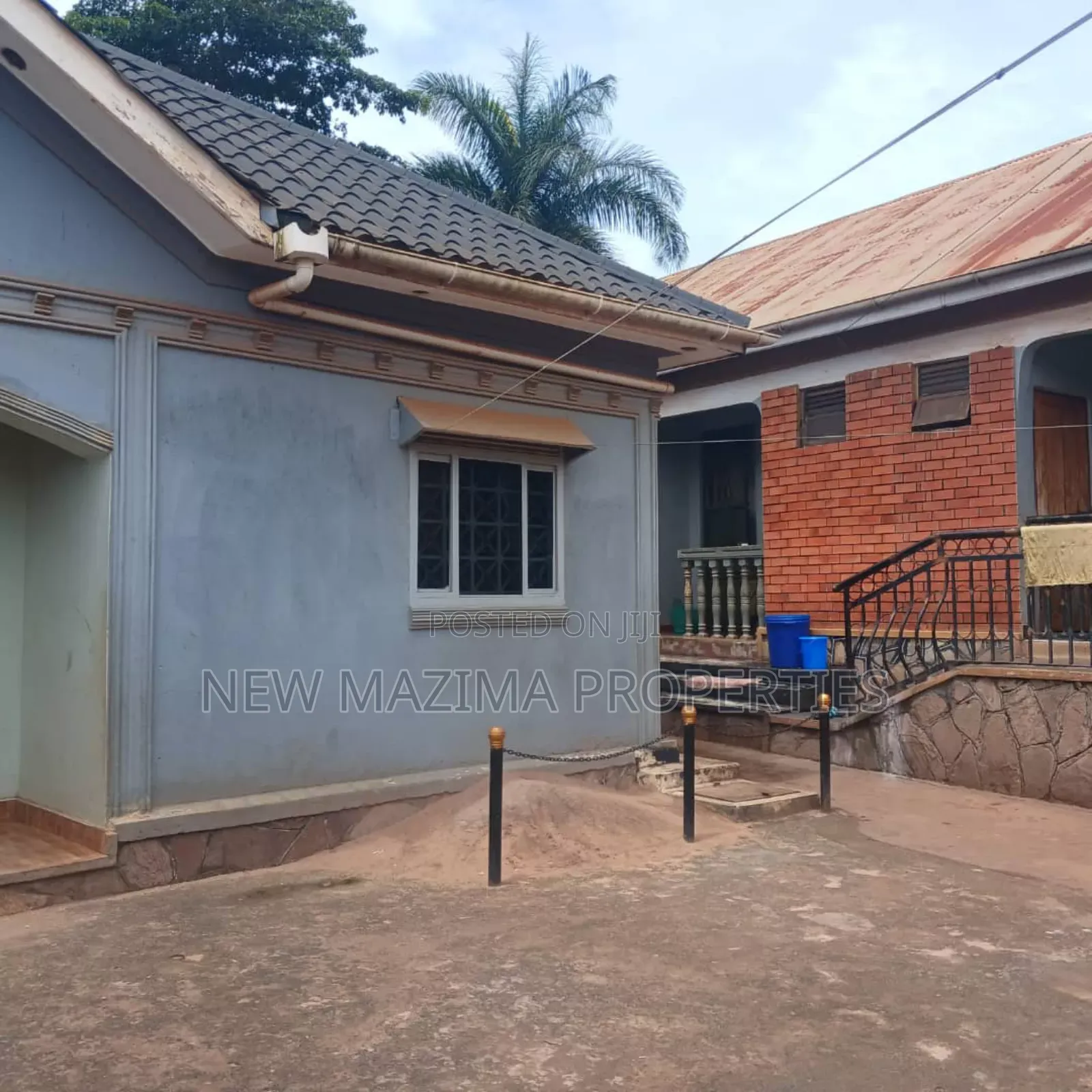 8bdrm House in Kitende Ntebe Rd, Central Division for sale in Central Division