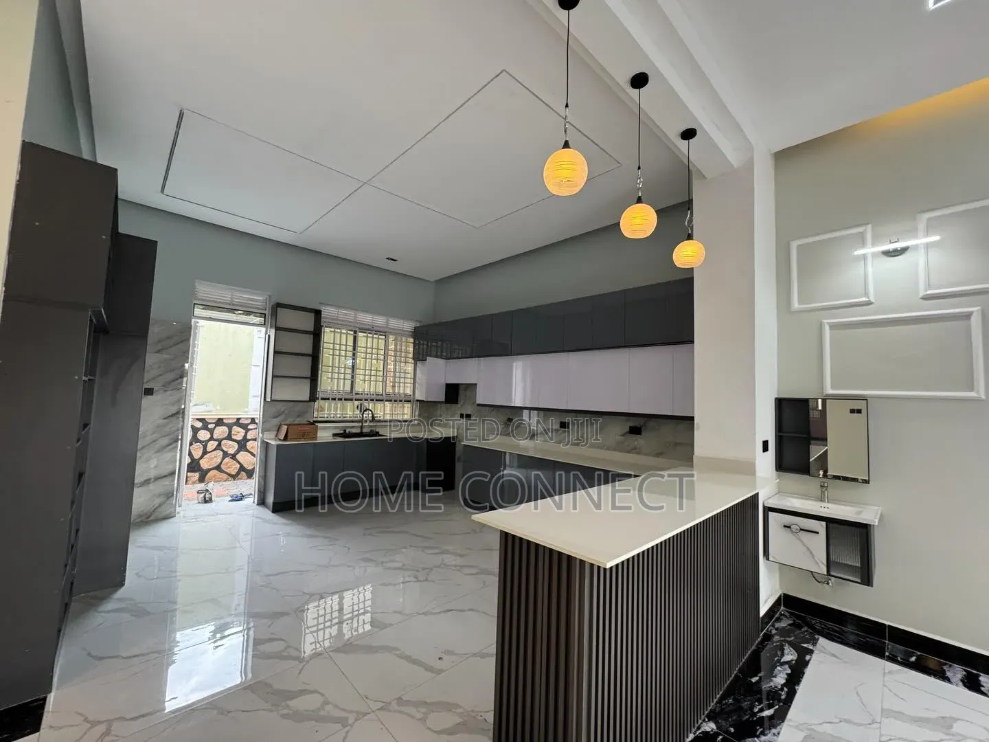 4bdrm Apartment in Kira Mamerito Rd, Central Division for sale in Central Division