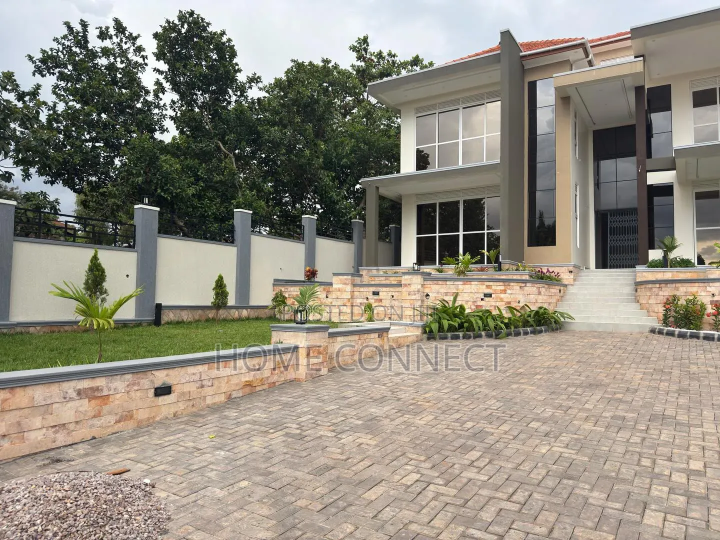 7bdrm Duplex in Lubowa Hill, Central Division for sale in Central Division