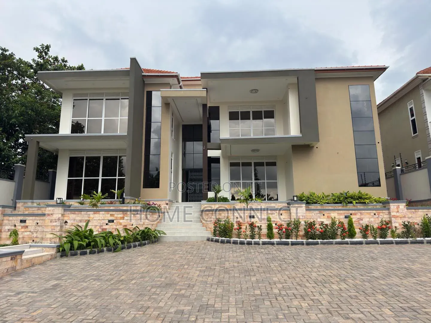 7bdrm Duplex in Lubowa Hill, Central Division for sale in Central Division
