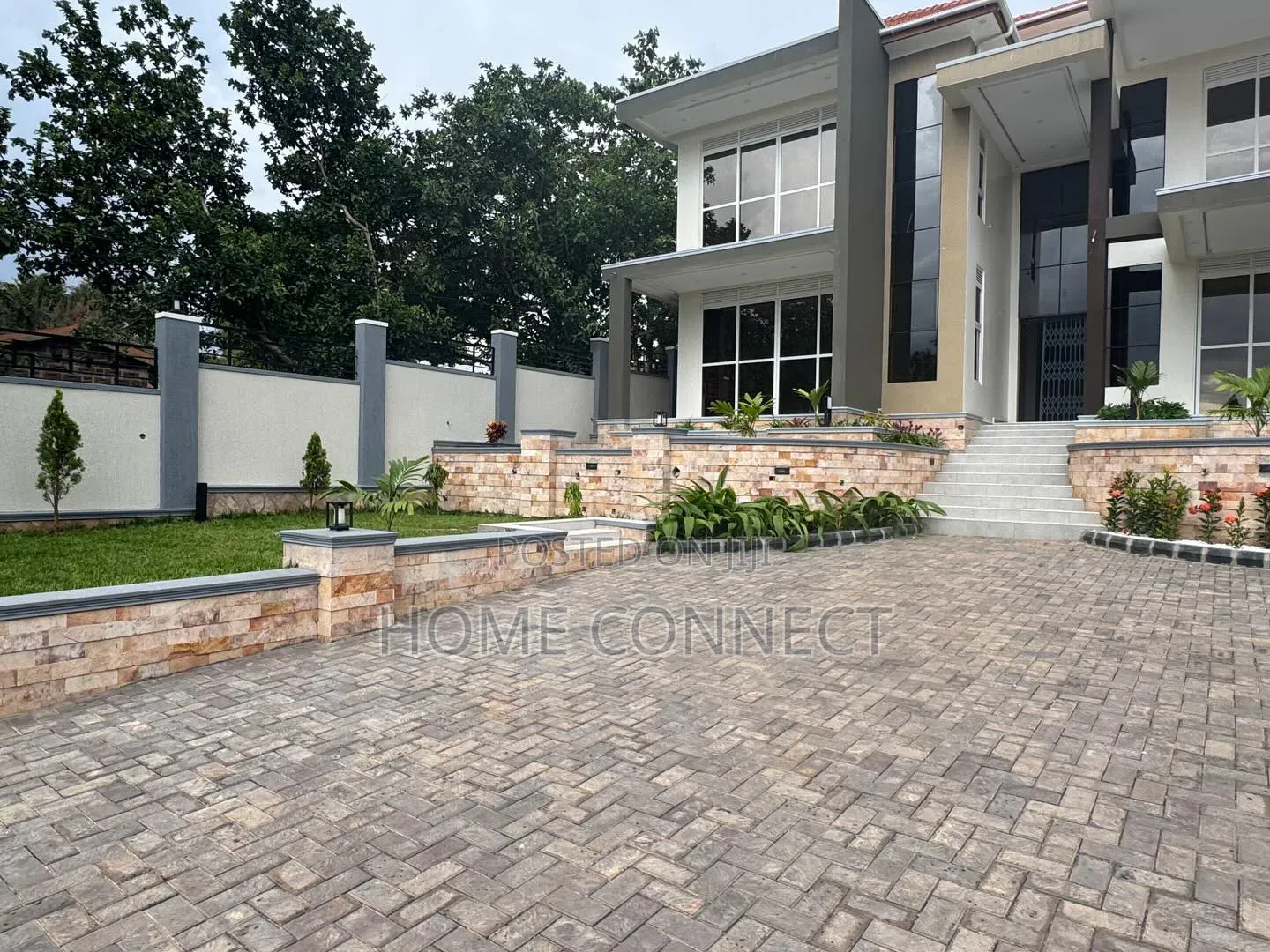 7bdrm Duplex in Lubowa Hill, Central Division for sale in Central Division