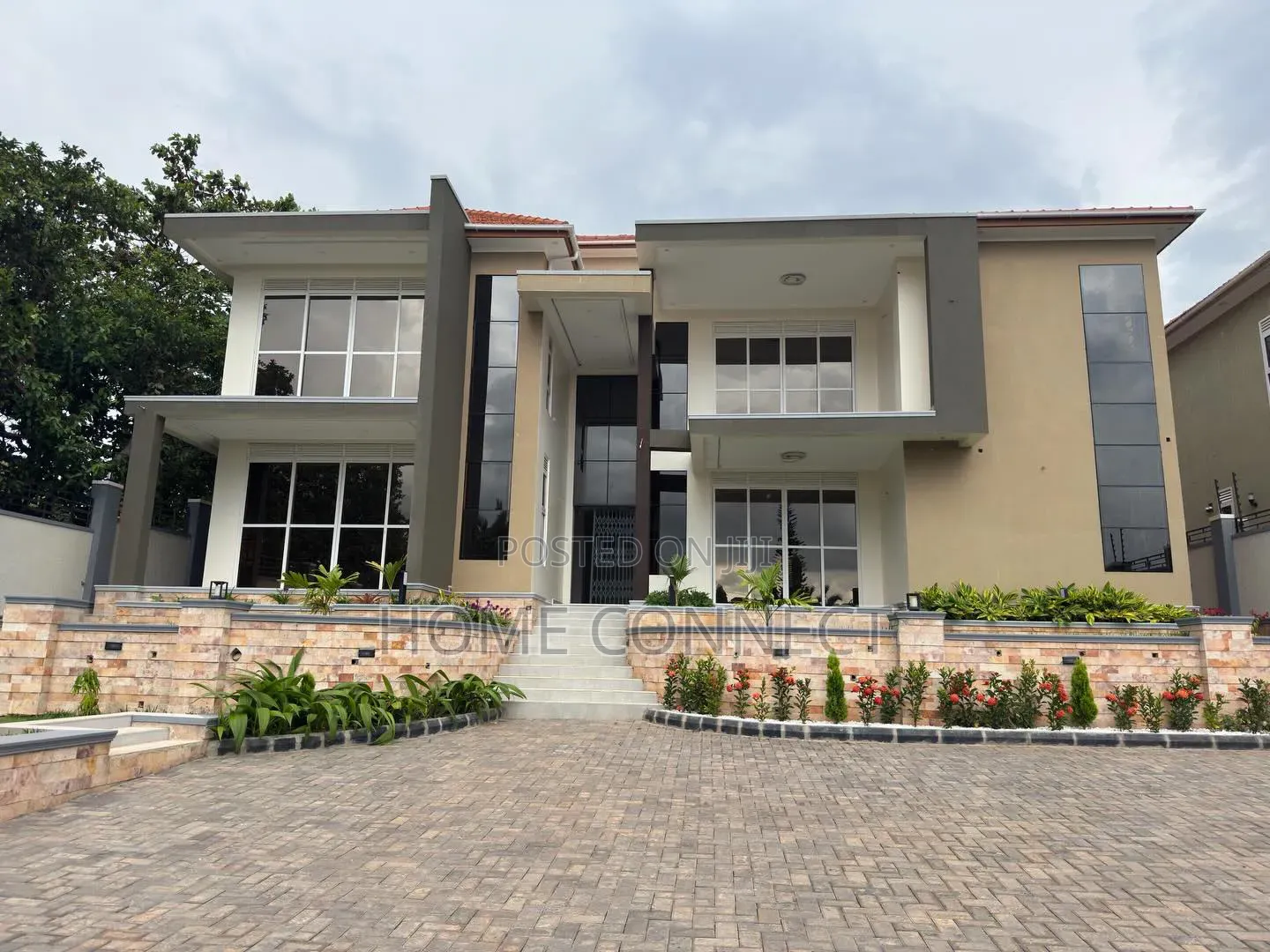 7bdrm Duplex in Lubowa Hill, Central Division for sale in Central Division