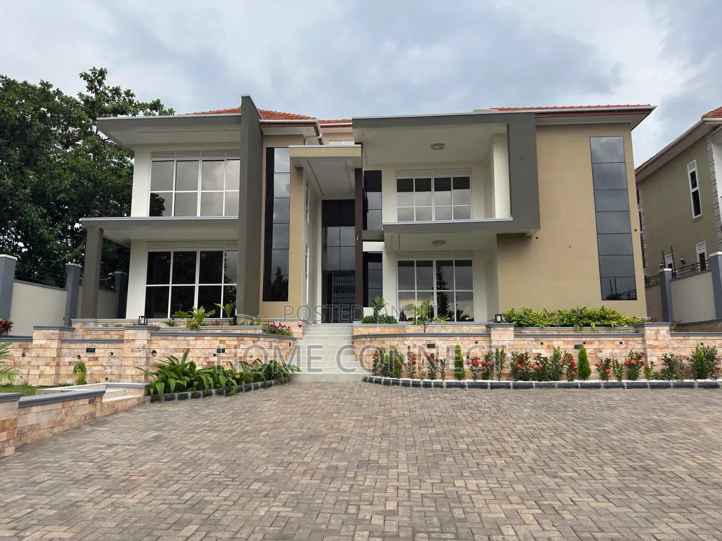 7bdrm Duplex in Lubowa Hill, Central Division for sale in Central Division