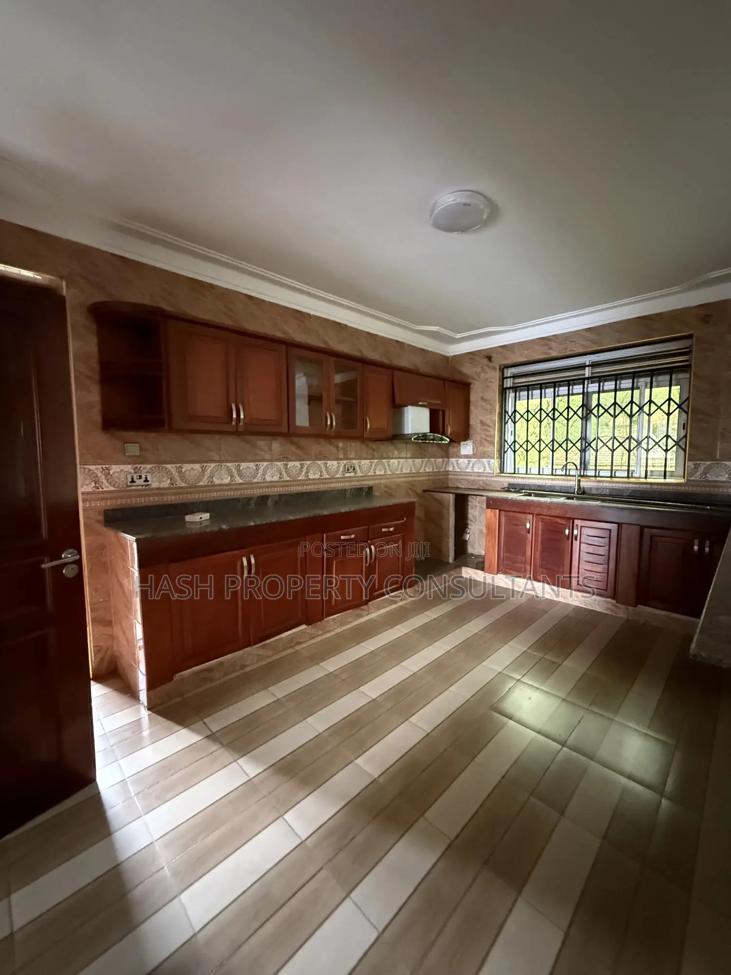 4bdrm Apartment in Hill, Makindye for rent in Makindye