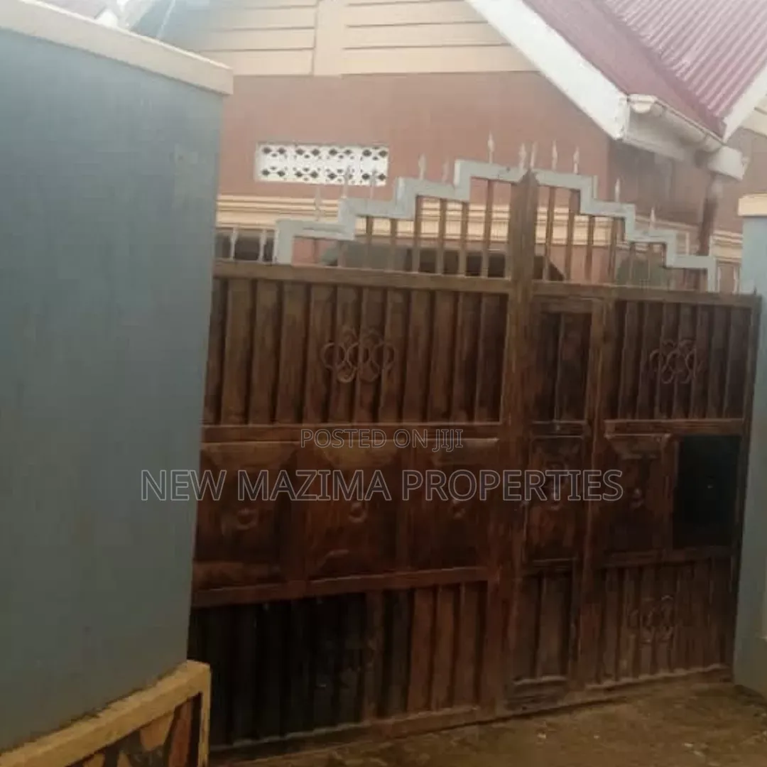 8bdrm Bungalow in Mengo Masanafu, Central Division for sale in Central Division