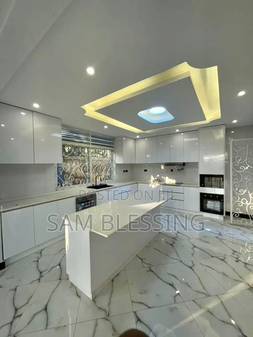 6bdrm Mansion in Arkright Bwebajja, Central Division for sale in Central Division