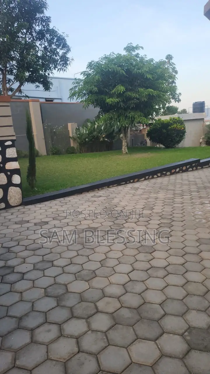6bdrm Mansion in Arkright Bwebajja, Central Division for sale in Central Division