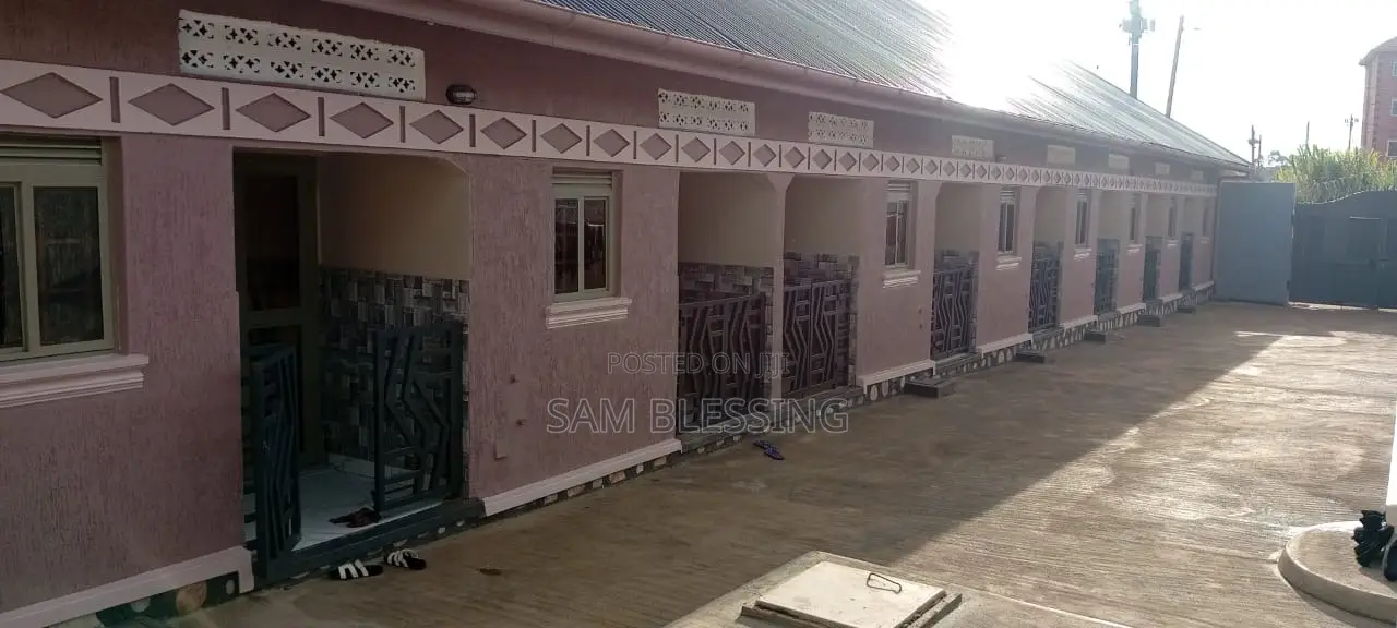 8bdrm Duplex in Busiga, Central Division for sale in Central Division