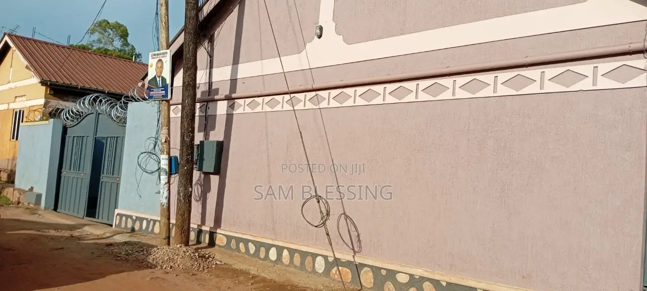 8bdrm Duplex in Busiga, Central Division for sale in Central Division