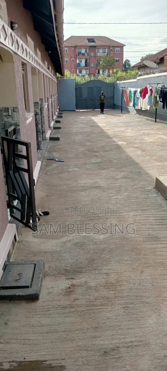 8bdrm Duplex in Busiga, Central Division for sale in Central Division