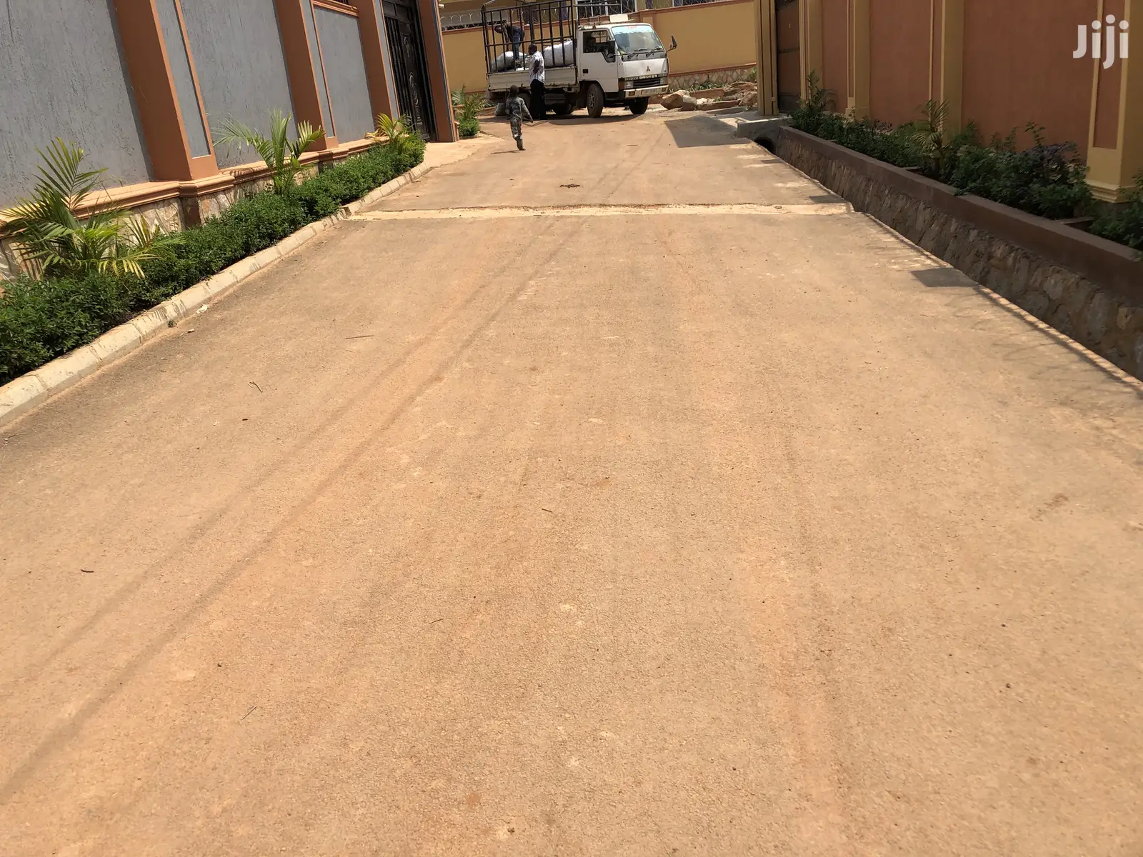 Kira Nice House in Tarmacked Neighborhood on Sell in Kampala