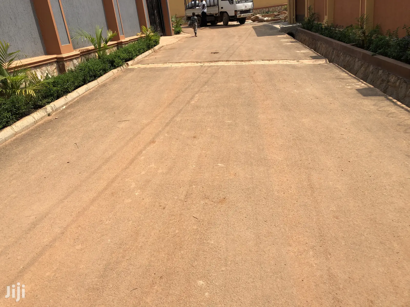 Kira Nice House in Tarmacked Neighborhood on Sell in Kampala