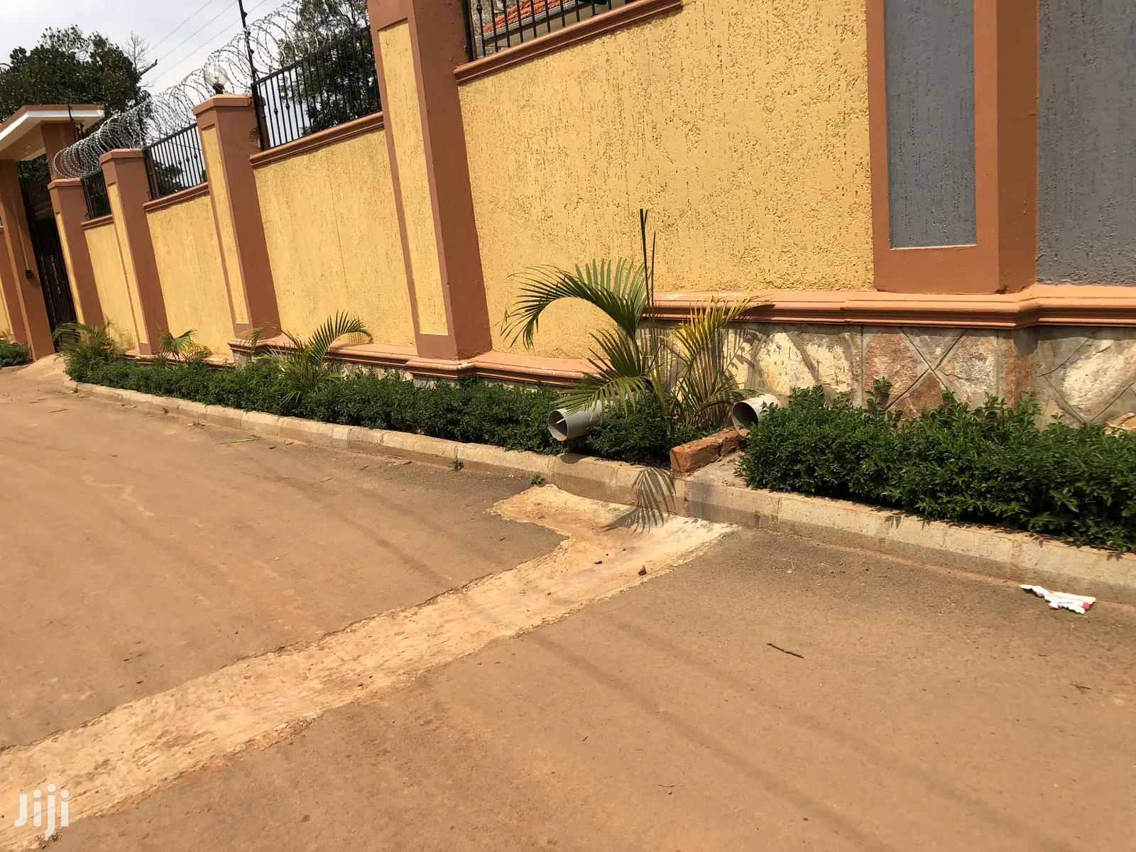 Kira Nice House in Tarmacked Neighborhood on Sell in Kampala