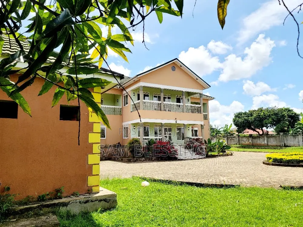 6bdrm Mansion in Mutungo On Munyonyo, Central Division for sale in Central Division