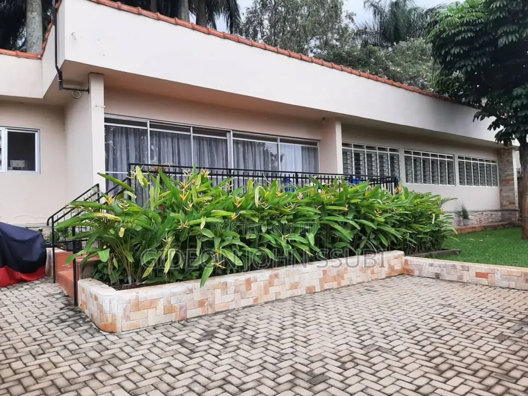 3bdrm Bungalow in Kironde Road Muyenga, Makindye for sale in Makindye