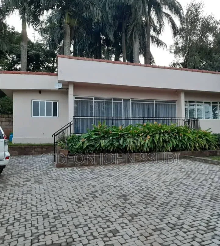 3bdrm Bungalow in Kironde Road Muyenga, Makindye for sale in Makindye