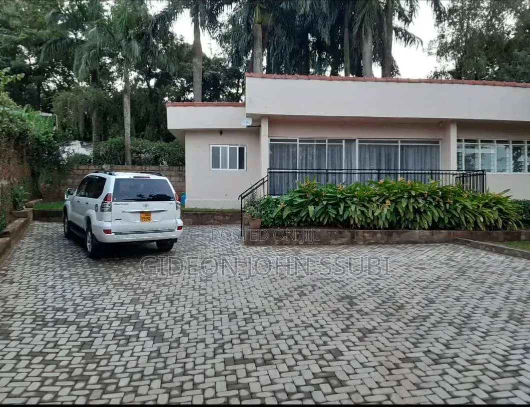 3bdrm Bungalow in Kironde Road Muyenga, Makindye for sale in Makindye
