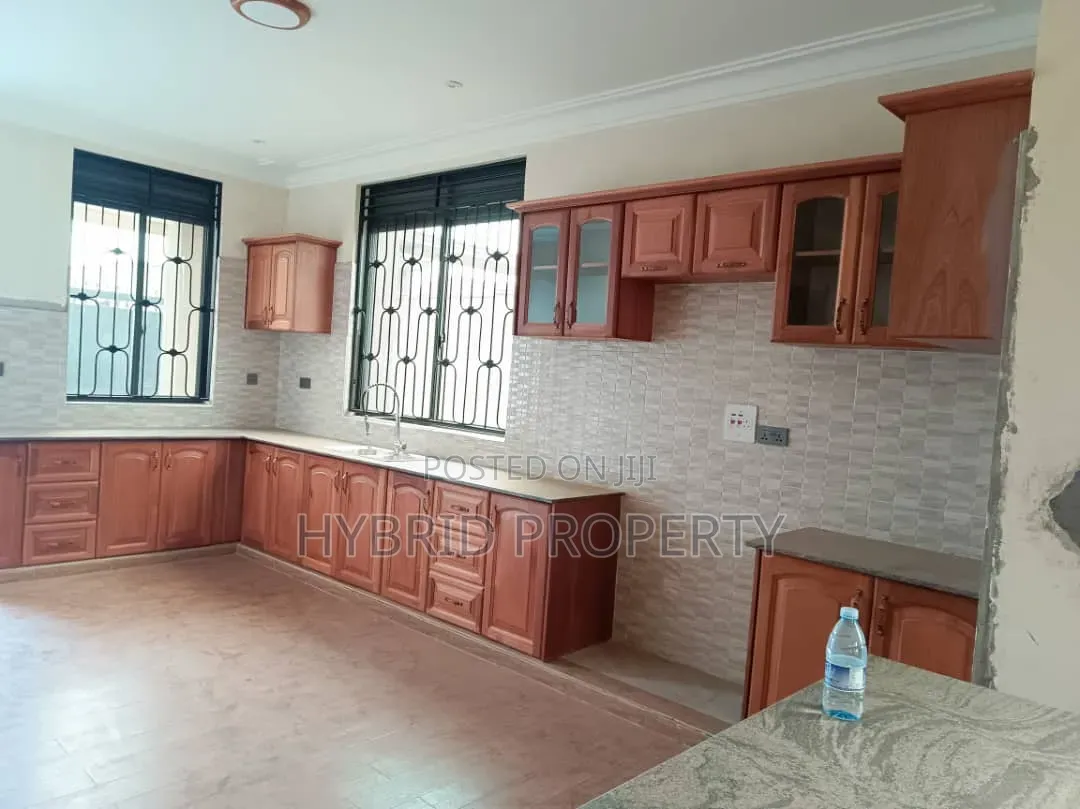 5bdrm House in Kigo~Munyonyo Along, Ssabagabo-Makindye for sale in Ssabagabo-Makindye
