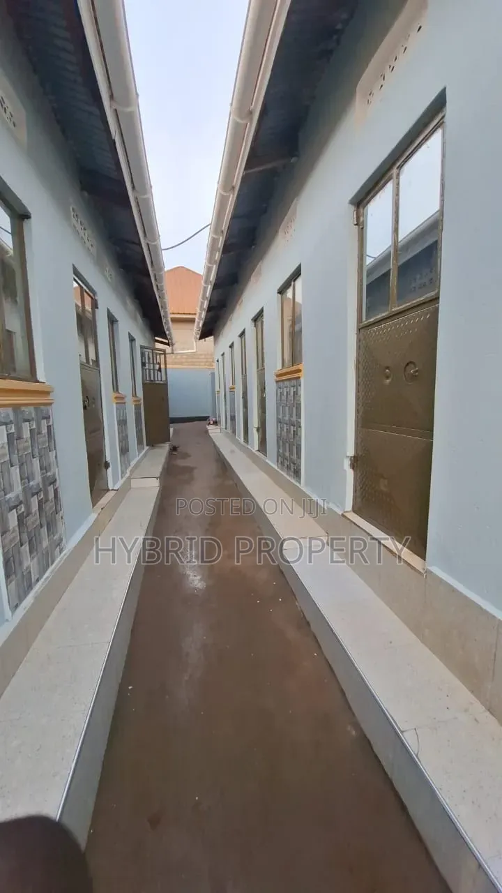 8bdrm Apartment in Nansana Along Hoima for sale in Wakiso / Wakiso